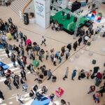 Blick auf eine Messehalle, in der das KGSt-Forum stattfindet.