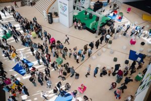 Blick auf eine Messehalle, in der das KGSt-Forum stattfindet.
