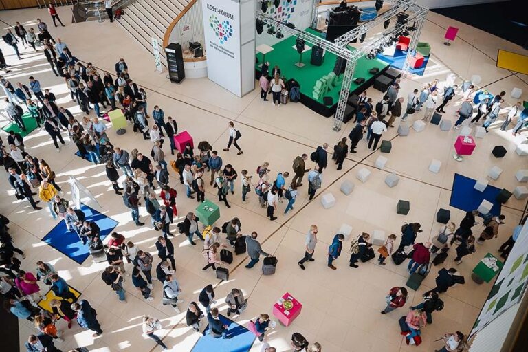 Blick auf eine Messehalle, in der das KGSt-Forum stattfindet.
