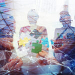 Mehrere Personen bringen einzelne Puzzleteile zusammen.