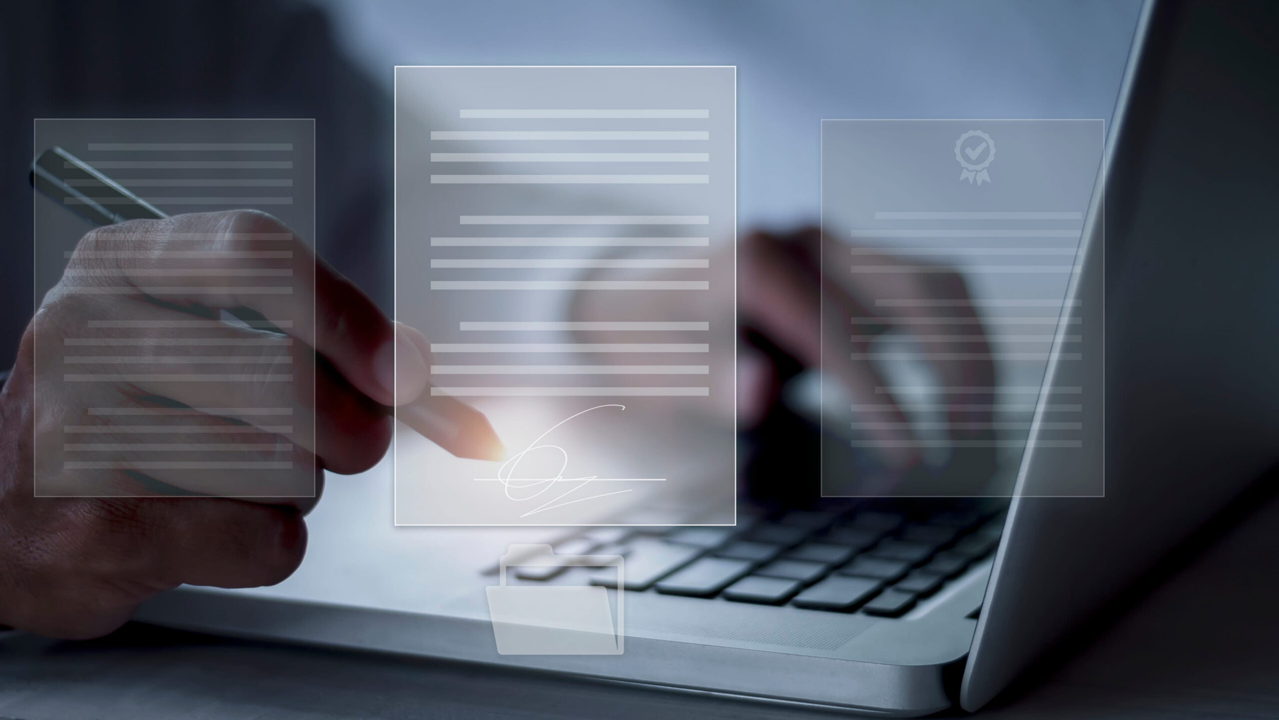 Eine Person arbeitet an einem Laptop über dessen Tastatur Dokumente schweben.