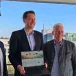 Die drei Stadtoberhäupter stehen zum Foto versammelt, OB Hetjes hält einen Laptop in den Händen auf dessen Bildschirm das Beteiligungsportal Seid Dabei eingeblendet ist.