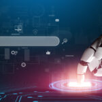 Eine Roboterhand aktiviert einen Punkt auf einer Festplatte, im oberen Bildbereich ist ein Suchfeld eingeblendet.