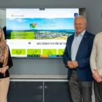 fünf Personen vor einem Bildschirm_relaunch_kreis Neuwied