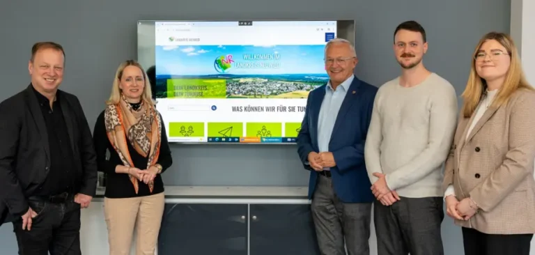 fünf Personen vor einem Bildschirm_relaunch_kreis Neuwied