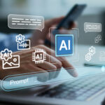 Eine Person tippt auf einem Laptop, darüber schweben Sprechblasen und AI-Zeichen.