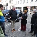 Eine Personengruppe steht in der Amberger Altstatt versammelt.