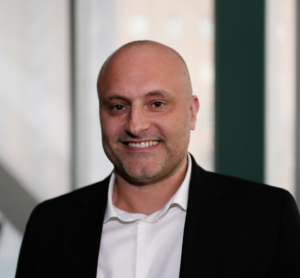 Porträtaufnahme von Marc Isop.