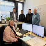 Fünf Mitarbeitende der Stadt Gütersloh an einem Arbeitsplatz in der Ausländerbehörde