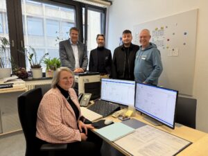 Fünf Mitarbeitende der Stadt Gütersloh an einem Arbeitsplatz in der Ausländerbehörde