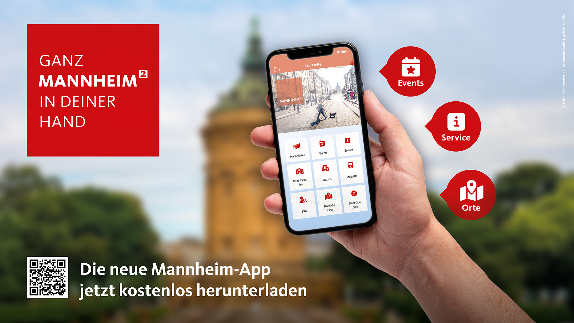 "Ganz Mannheim in deiner Hand" - Logo der Mannheimer City App, hochgehaltenes Handy mit der App und im Hintergrund ein städtischer Platz mit historischem Turm.