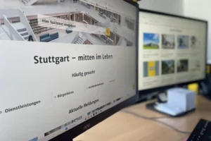Zwei Desktopbildschirme zeigen unterschiedliche Seiten des Stuttgarter Internetportals an.