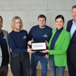 Fünf Personen, der in der Mitte hält ein Tablet_Gütersloh stellt Urban Stack vor