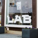 Blick von Außen durch die Glasfront eines Ladengeschäfts ins Stadtlabor Soest
