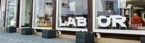Blick von Außen durch die Glasfront eines Ladengeschäfts ins Stadtlabor Soest