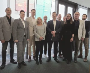 eine Reihe von Personen steht vor einer Wand