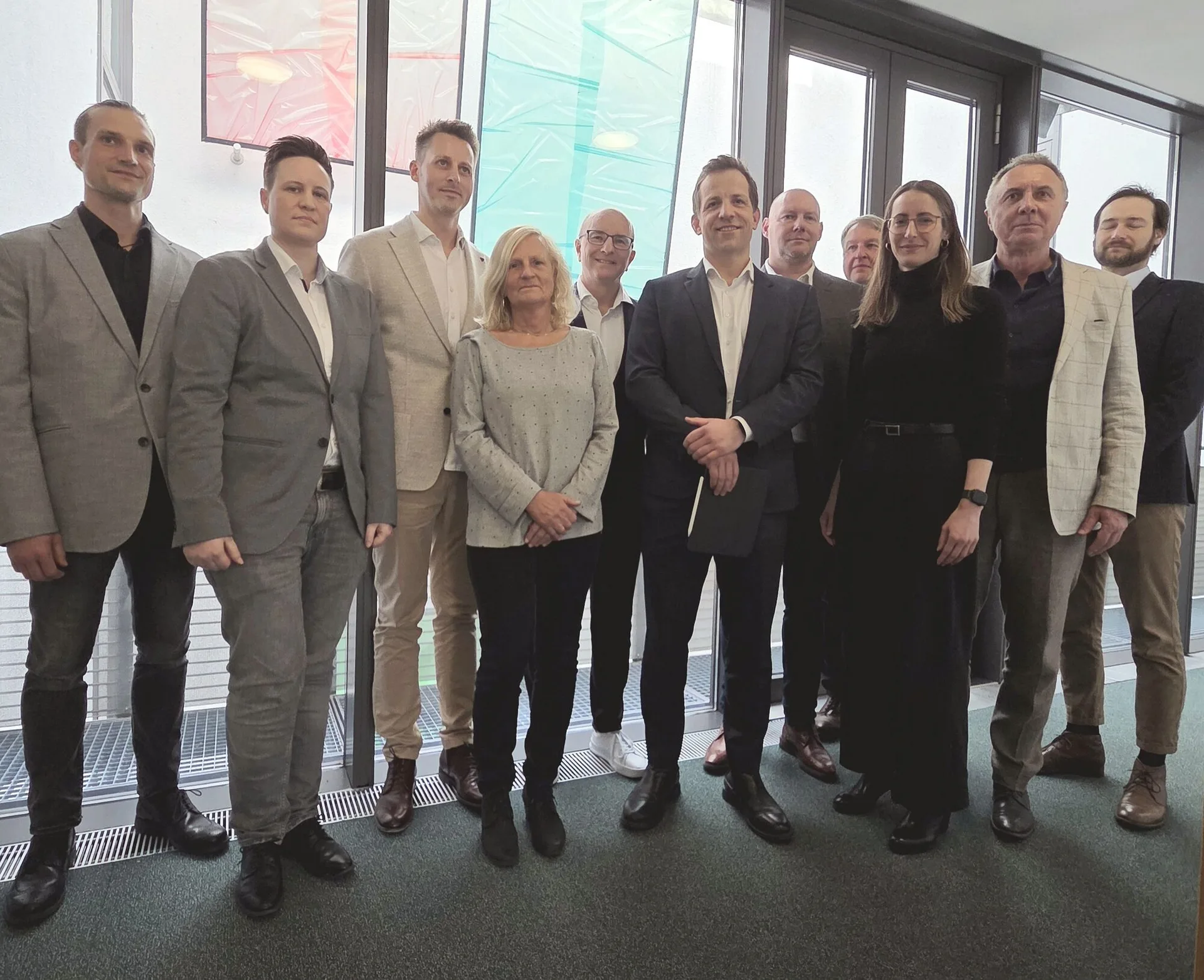 eine Reihe von Personen steht vor einer Wand