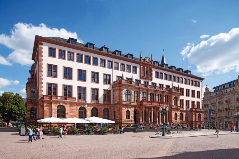 Neorenaissancebau des Rathaus' Wiesbaden, Fassade aus hellem Putz und rotem Sandstein