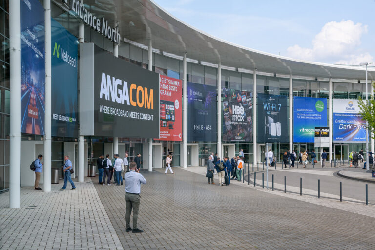 Eingang der Messehalle.