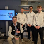 4 Personen vor einem Bildschirm: SpeechMind wird Teil des ITEBO-Netzwerks