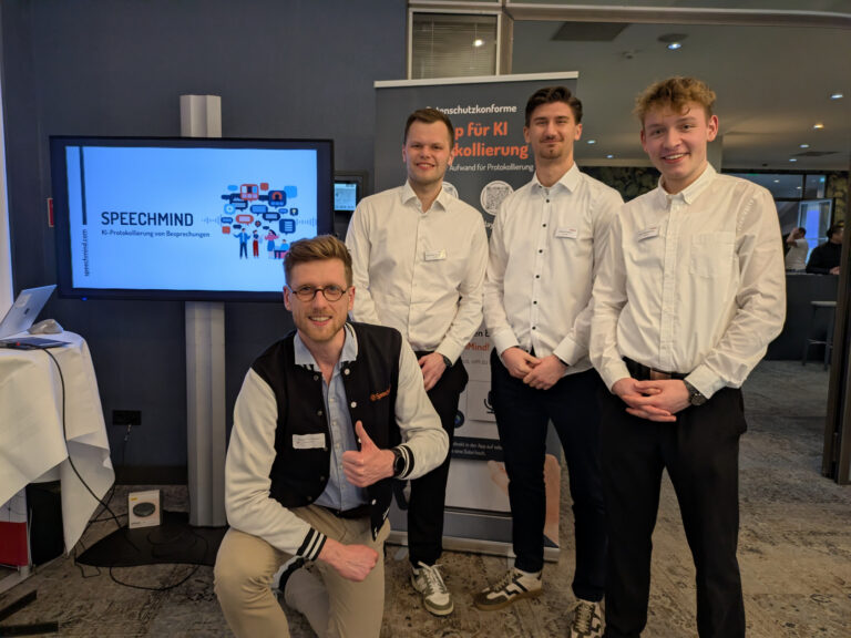4 Personen vor einem Bildschirm: SpeechMind wird Teil des ITEBO-Netzwerks