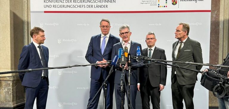 Die Präsidenten von Deutscher Städtetag, Deutscher Landkreistag und Deutscher Städte- und Gemeindebund vor Mikrofonen