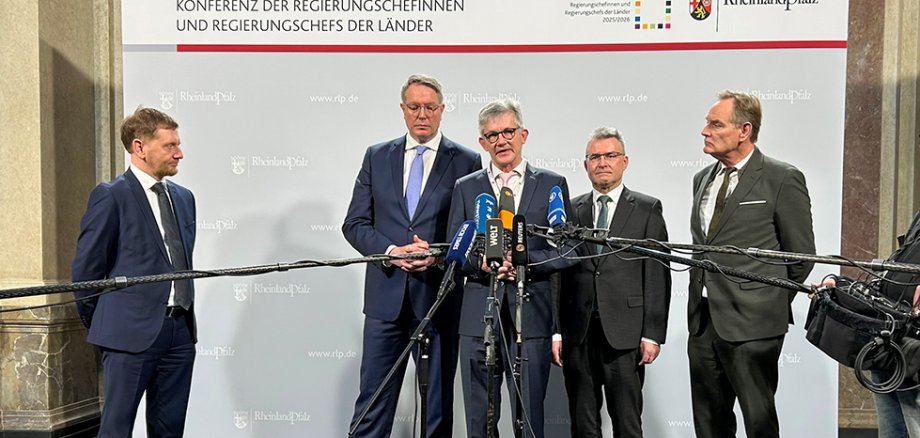 Die Präsidenten von Deutscher Städtetag, Deutscher Landkreistag und Deutscher Städte- und Gemeindebund vor Mikrofonen