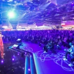 Blick von der Bühne der SCCON 2025 ins Publikum, Frau auf der Bühne. 