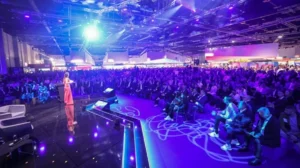 Blick von der Bühne der SCCON 2025 ins Publikum, Frau auf der Bühne. 