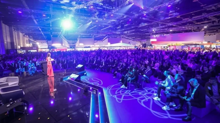 Blick von der Bühne der SCCON 2025 ins Publikum, Frau auf der Bühne. 