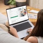 Frau mit laptop auf dem Sofa - Start Kita-Portal cloppenbrügge