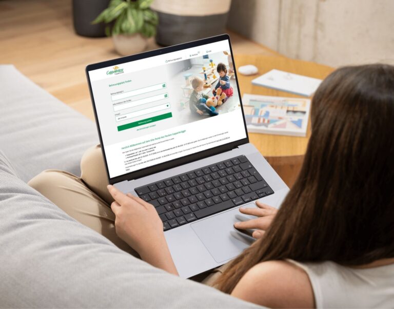 Frau mit laptop auf dem Sofa - Start Kita-Portal cloppenbrügge