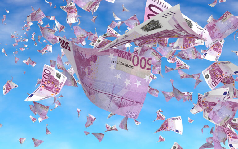 Fliegende Euro-Banknoten vor dem Himmelshintergrund. Geld fliegt in der Luft. 500 Euro in Farbe. 3D-Darstellung
