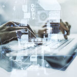 Eine Person tippt auf einer Computertastatur.