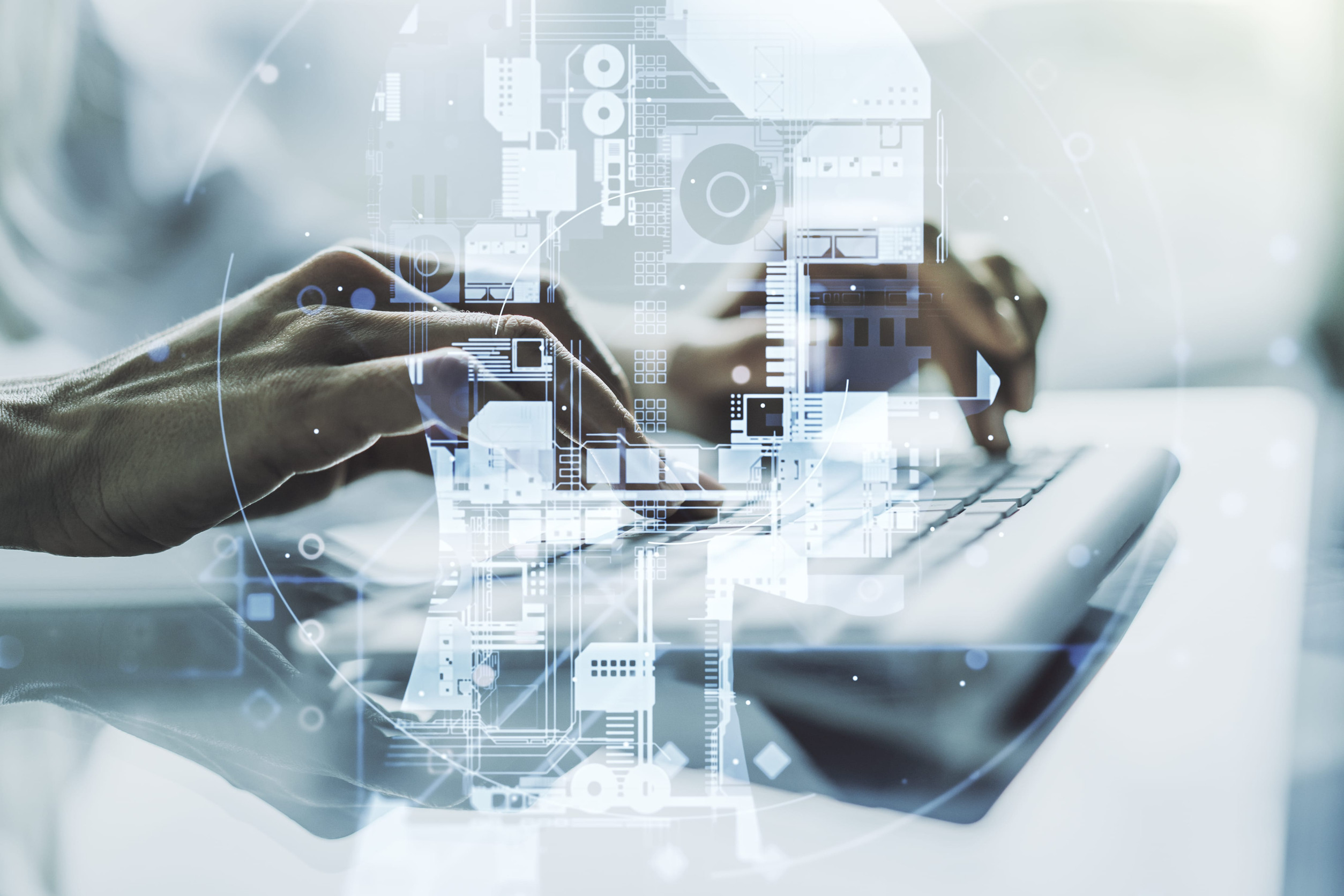 Eine Person tippt auf einer Computertastatur.