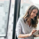 Frau schaut auf Tablet