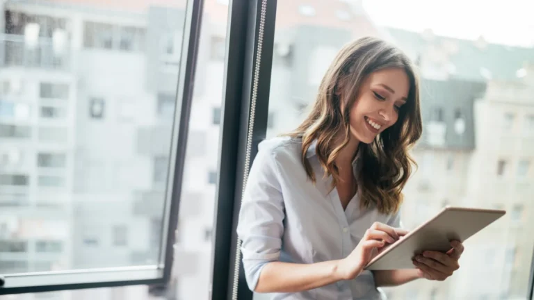 Frau schaut auf Tablet
