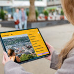 Stuttgart gelauncht Beteiligungsportal_frau schaut auf Tablet
