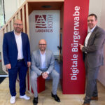 Landtagsabgeordneter Felix Locke, Bayerns Digitalminister Dr. Fabian Mehring, Landrat Ben Schwarz in der Digitalen Bürgerwabe