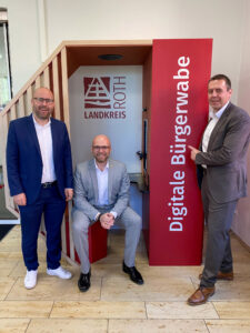 Landtagsabgeordneter Felix Locke, Bayerns Digitalminister Dr. Fabian Mehring, Landrat Ben Schwarz in der Digitalen Bürgerwabe