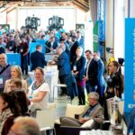 Menschen drängen sich beim KISA-Digitaltag um Stände