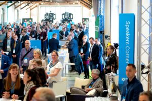 Menschen drängen sich beim KISA-Digitaltag um Stände