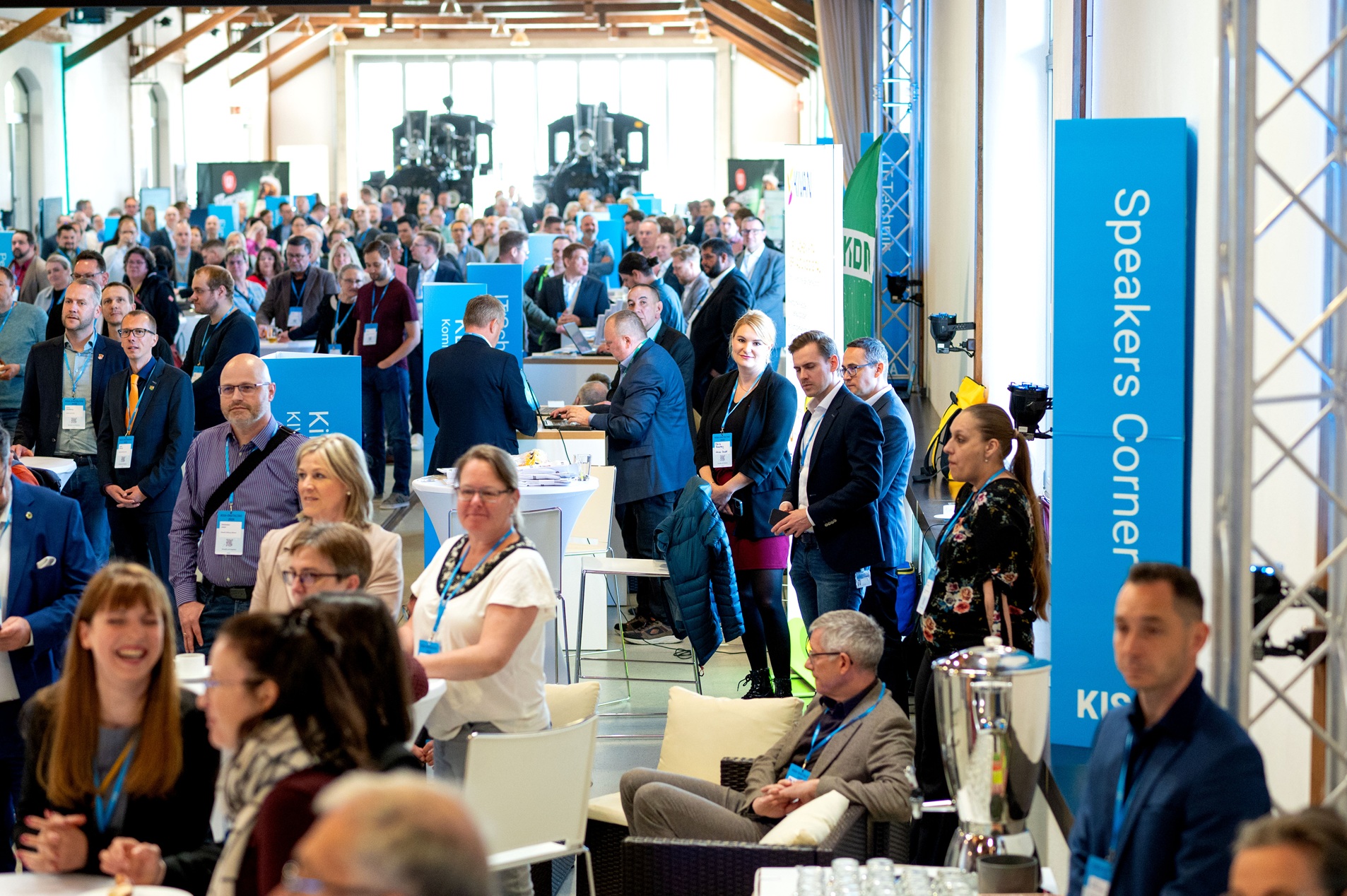 Menschen drängen sich beim KISA-Digitaltag um Stände