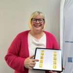 Vizelandrätin Silke Engler präsentiert die Integreat-App zum einjährigen Bestehen. Frau mit Tablet in der Hand