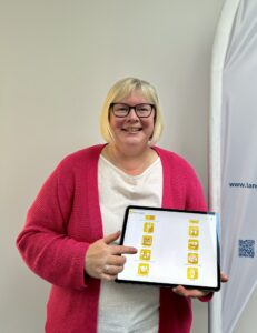 Vizelandrätin Silke Engler präsentiert die Integreat-App zum einjährigen Bestehen. Frau mit Tablet in der Hand