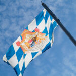 Bayerische Fahne vor blauem Himmel