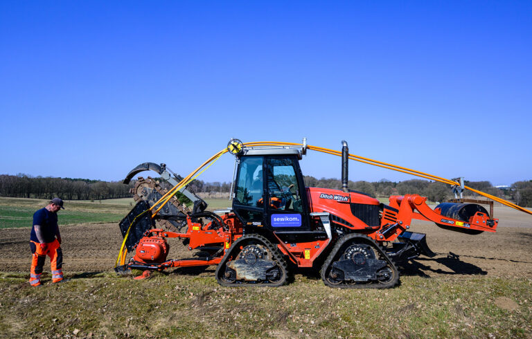 Bagger verlegt Glasfaser, sewikom versorgt den ländlichen Raum mit Glasfaser