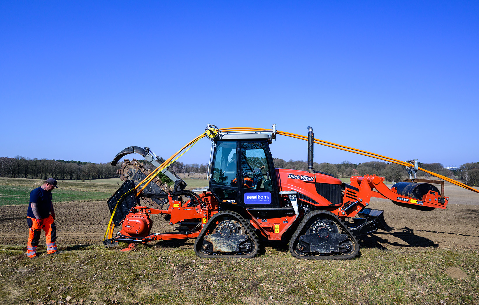 Bagger verlegt Glasfaser, sewikom versorgt den ländlichen Raum mit Glasfaser