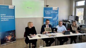 Pressekonferenz in einer Schule zur Einführung von telli in Thüringen