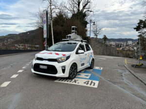 Messfahrzeug mit Kameras und Laserscanner